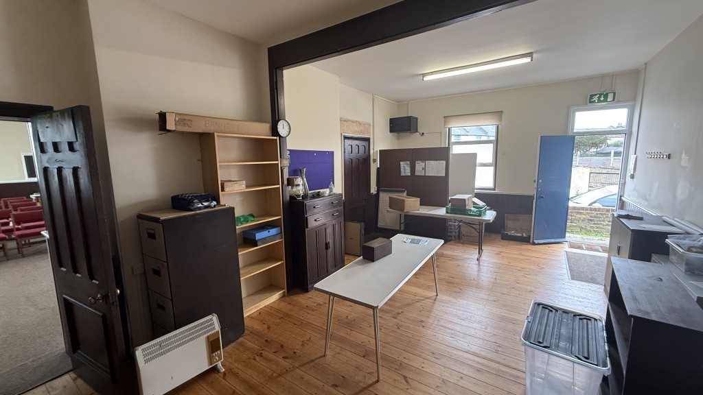 Lot: 149 - FORMER VICTORIAN METHODIST CHURCH WITH POTENTIAL - Internal image of rear office area